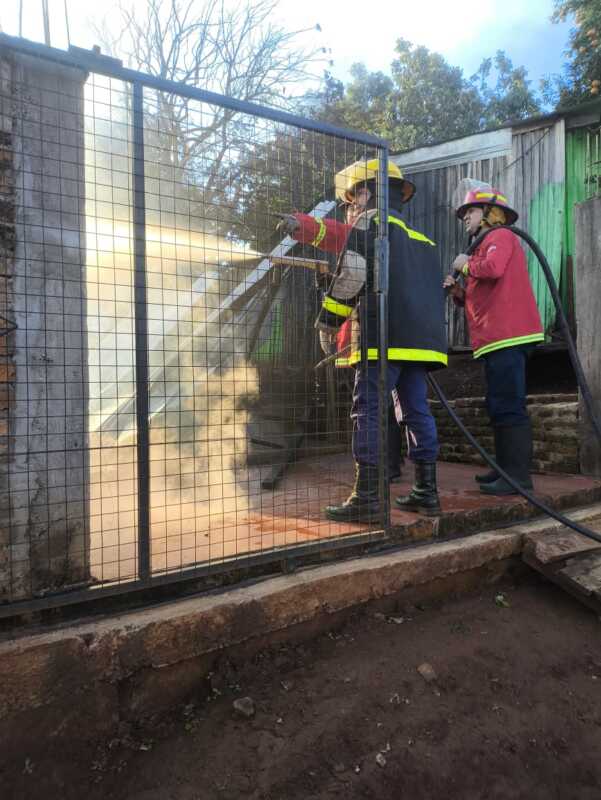 Incendio en Apóstoles: bomberos lograron controlar las llamas y no hubo heridos 2 Investigan las causas de un incendio que afectó una vivienda en Apóstoles