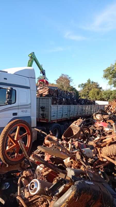 Compactaron 127 toneladas de vehículos secuestrados en el norte de Misiones y avanzan con el saneamiento de depósitos judiciales 2 WhatsApp Image 2026 06 17 at 10.47.24 1 - 1
