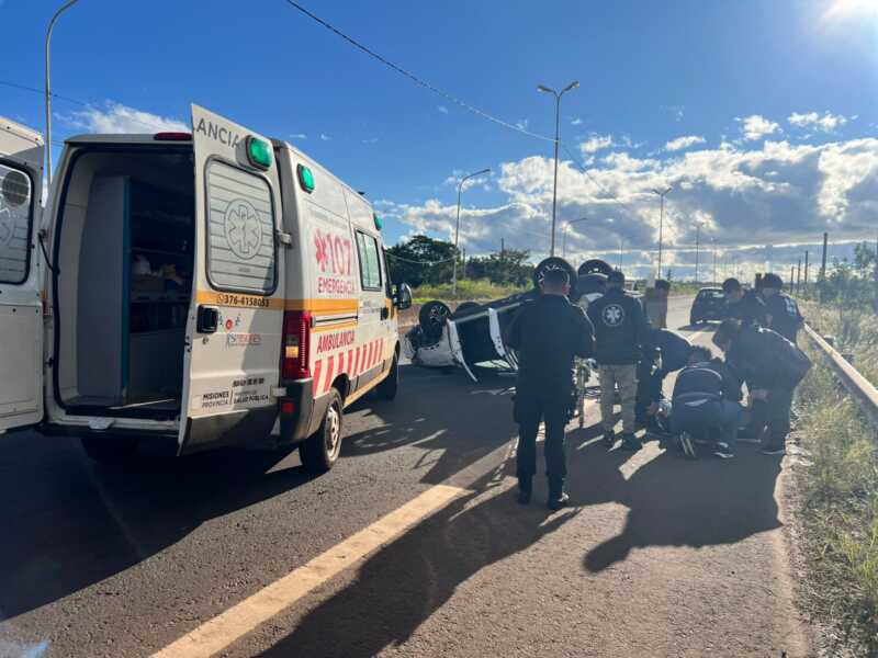 mujer herida tras vuelco en Garupá