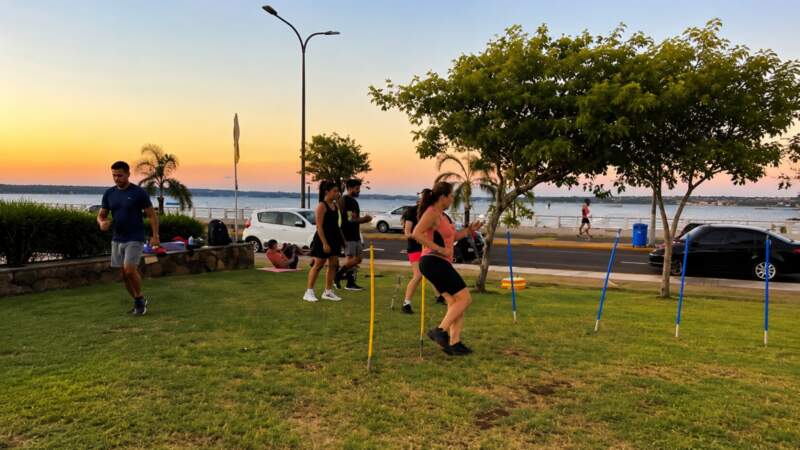 La Municipalidad de Posadas impulsa un proyecto para regular la actividad física en espacios públicos. El director de Deportes, Renzo Romero, aclaró que la iniciativa no contempla cobros y busca ordenar el uso de la Costanera y otros espacios.
