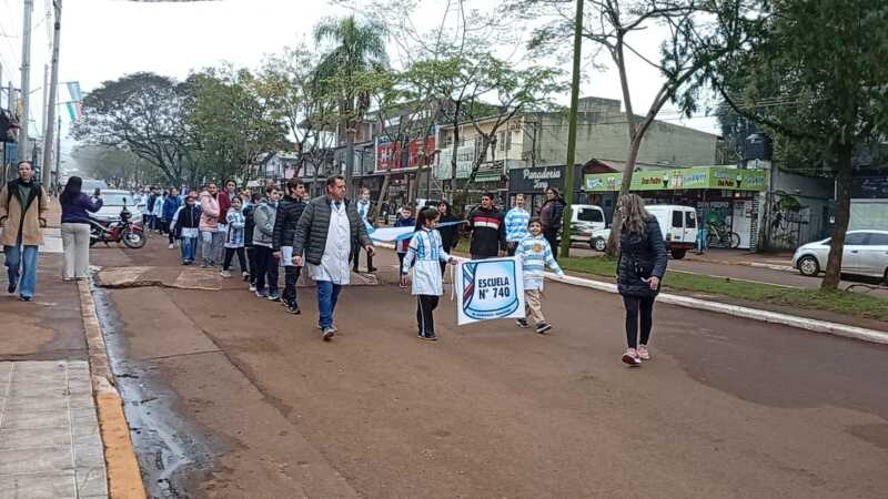 Con una bandera de 120 metros, alumnos de El Soberbio recorrieron las calles en un "banderazo" 4 banderazo 2 1 - 3