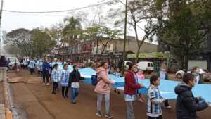 Con una bandera de 120 metros, alumnos de El Soberbio recorrieron las calles en un “banderazo” el soberbio banderazo