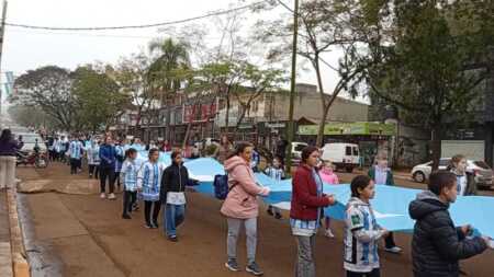 Con una bandera de 120 metros, alumnos de El Soberbio recorrieron las calles en un “banderazo” el soberbio banderazo