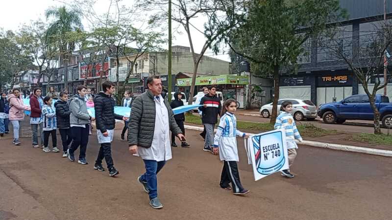 Con una bandera de 120 metros, alumnos de El Soberbio recorrieron las calles en un "banderazo" 2 banderazo el soberbio 2 - 1