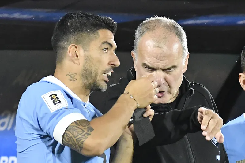 El duro reproche de Bielsa antes de dejar la selección uruguaya: “Me dejaron solo” 5 Marcelo Bielsa se despidió del plantel de Uruguay tras la eliminación del Mundial 2026 con una fuerte frase: “Me dejaron solo”. El DT anunciará oficialmente su salida de la Celeste.