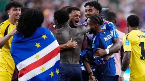 Así juega Cabo Verde, el rival de Argentina en 16avos y la revelación del Mundial 2026 7 La Selección argentina enfrentará a Cabo Verde en los 16avos de final del Mundial 2026. Cómo juega el debutante africano, cuáles son sus fortalezas, sus principales figuras y qué deberá hacer la Scaloneta para avanzar.