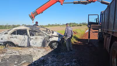 Hallan un vehículo calcinado que sería clave en la investigación del fallido asalto en Mayor Otaño 4 calcinado auto - 3