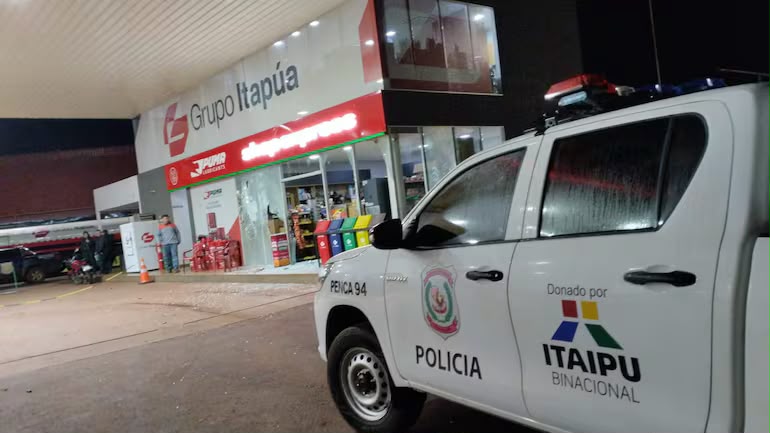 Hallan un vehículo calcinado que sería clave en la investigación del fallido asalto en Mayor Otaño 6 calcinado auto1 - 5