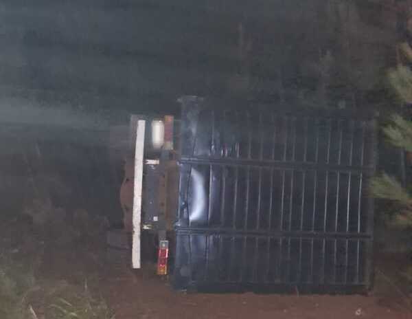 Murió un camionero de 21 años en San Pedro y buscan determinar si otro vehículo provocó el siniestro fatal Buscan determinar si otro vehículo provocó la muerte de un joven camionero en la Ruta 14.