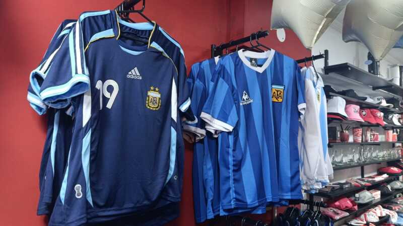 La fiebre mundialista dispara la venta de camisetas argentinas en Posadas: precios y variedades 5 camisetas argetnina posadas 1 - 4