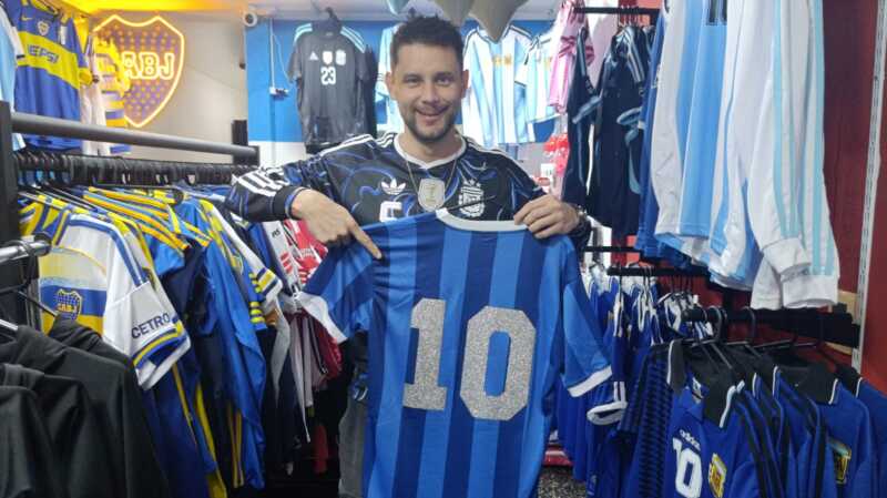 La fiebre mundialista dispara la venta de camisetas argentinas en Posadas: precios y variedades 3 camisetas argetnina posadas 3 - 2