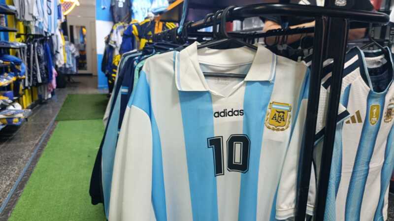La fiebre mundialista dispara la venta de camisetas argentinas en Posadas: precios y variedades 7 camisetas argetnina posadas 5 - 6