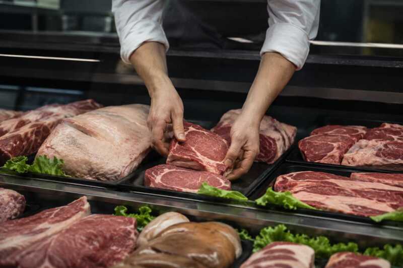 El consumo de carne vacuna cayó al nivel más bajo de los últimos 20 años en Argentina Mientras las exportaciones crecen, el mercado interno registra una fuerte retracción en el consumo de carne vacuna.