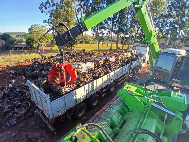 Más de 28 toneladas de chatarra: la Policía de Misiones compactó casi 700 vehículos secuestrados en el Norte provincial La Policía de Misiones retiró más de 28 toneladas de chatarra tras compactar 683 vehículos secuestrados y abandonados en distintas dependencias del Norte provincial.