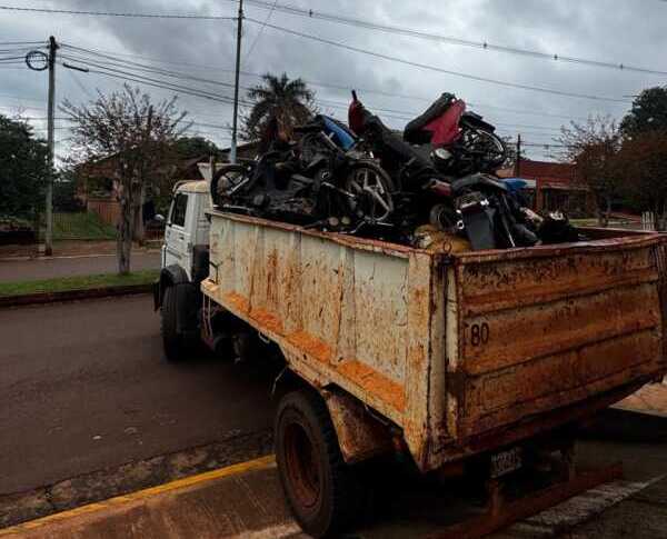 Más de 28 toneladas de chatarra: la Policía de Misiones compactó casi 700 vehículos secuestrados en el Norte provincial 1 El operativo incluyó tareas de descontaminación para evitar impactos ambientales antes de la compactación definitiva de los rodados.