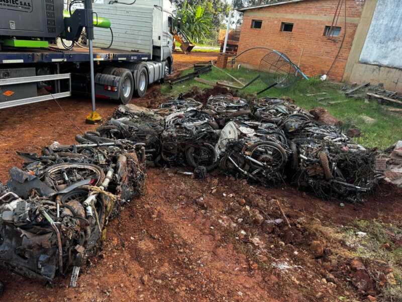 Más de 28 toneladas de chatarra: la Policía de Misiones compactó casi 700 vehículos secuestrados en el Norte provincial 2 La iniciativa permitió recuperar espacios estratégicos en comisarías y fortalecer la capacidad operativa de las dependencias policiales.