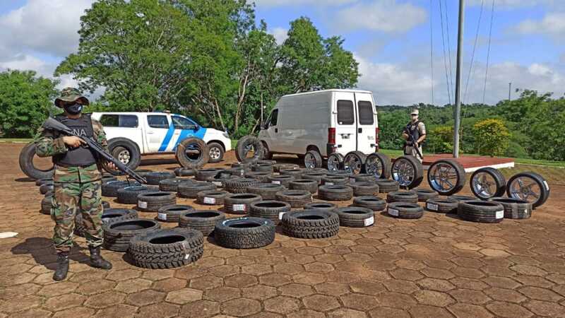 Persecución e incautación en Iguazú: detuvieron a un contrabandista con una carga de cubiertas ilegales Persecución e incautación en Iguazú