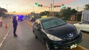 Un conductor de 29 años perdió el control de su Peugeot 206 y terminó sobre la barrera divisoria de la avenida Quaranta. No hubo personas lesionadas.