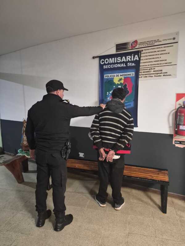 Detuvieron a un joven que robó el kiosco de una escuela en Posadas: se llevaba golosinas y dinero destinado a los alumnos 2 El sospechoso fue detenido tras una breve persecución luego de una alerta realizada al sistema de emergencias 911.