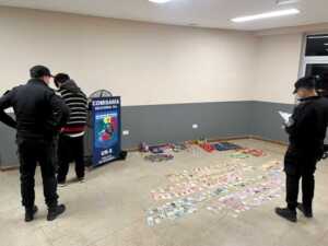 Detuvieron a un joven que robó el kiosco de una escuela en Posadas: se llevaba golosinas y dinero destinado a los alumnos La Policía recuperó golosinas, productos de kiosco y dinero que habían sido sustraídos del Bachillerato N.º 35 de Posadas.
