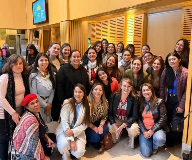 Encuentro Misionero lanzó su espacio de mujeres con una masiva convocatoria en la Legislatura 3 Encuentro Misionero realizó su primer encuentro de mujeres en la Cámara de Representantes de Misiones. Participaron referentes de distintos sectores sociales, educativos y políticos, con el objetivo de fortalecer la participación femenina en toda la provincia.
