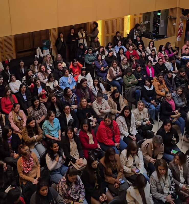 Encuentro Misionero lanzó su espacio de mujeres con una masiva convocatoria en la Legislatura 1 Encuentro Misionero realizó su primer encuentro de mujeres en la Cámara de Representantes de Misiones. Participaron referentes de distintos sectores sociales, educativos y políticos, con el objetivo de fortalecer la participación femenina en toda la provincia.