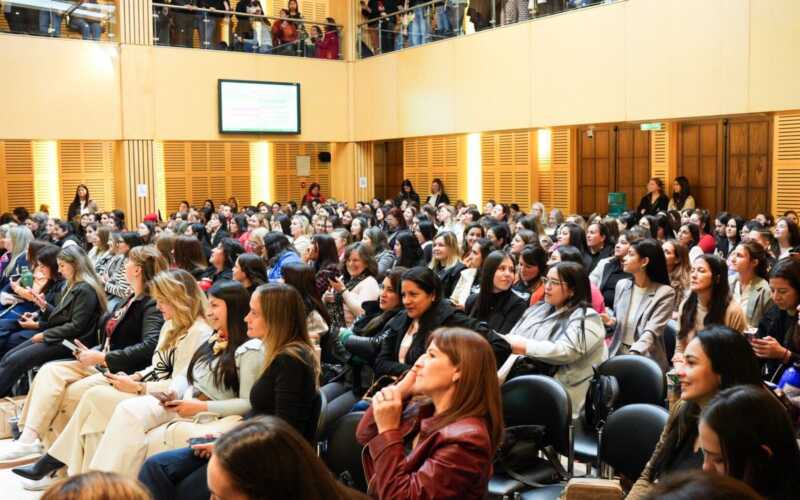 Encuentro Misionero lanzó su espacio de mujeres con una masiva convocatoria en la Legislatura Encuentro Misionero realizó su primer encuentro de mujeres en la Cámara de Representantes de Misiones. Participaron referentes de distintos sectores sociales, educativos y políticos, con el objetivo de fortalecer la participación femenina en toda la provincia.