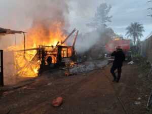 Dos familias perdieron sus viviendas en un incendio registrado detrás del predio de EMSA en Posadas Las llamas consumieron por completo dos viviendas ubicadas detrás del predio de EMSA, en la zona de La Tablada. No hubo heridos, pero las pérdidas materiales fueron totales.