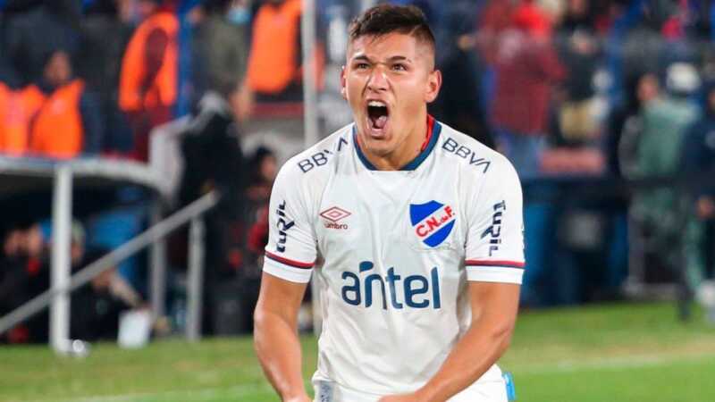 Leandro Lozano se realiza la revisión médica y está a un paso de convertirse en el primer refuerzo de Boca. El lateral uruguayo firmará por tres años tras su llegada desde Argentinos Juniors.