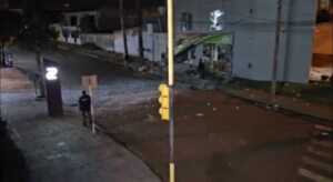 Megaasalto en Paraguay: explosivos, tiroteos y un policía tomado como rehén durante un audaz ataque a bancos en Santa Rita Más de 20 delincuentes armados ejecutaron un violento megaasalto en Santa Rita, donde utilizaron explosivos, protagonizaron tiroteos y tomaron a un policía como rehén.