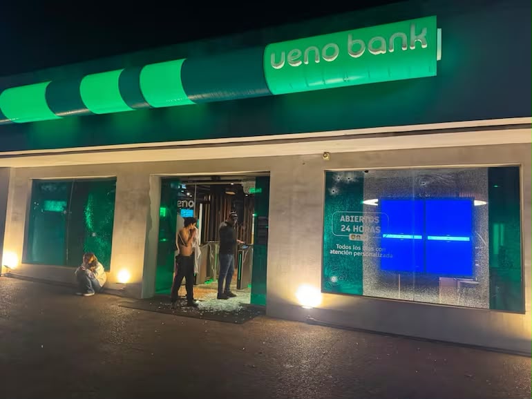 Megaasalto en Paraguay: explosivos, tiroteos y un policía tomado como rehén durante un audaz ataque a bancos en Santa Rita 1 El ataque coordinado contra tres bancos y una casa de cambios convirtió a Santa Rita en escenario de una de las mayores operaciones criminales registradas en Alto Paraná en Paraguay.