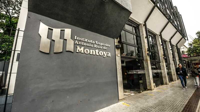 El Montoya se expidió sobre la denuncia de acoso 2 El Instituto Superior Antonio Ruiz de Montoya emitió un comunicado oficial sobre una denuncia que involucra a estudiantes. Aseguró que los hechos habrían ocurrido fuera del ámbito institucional y que ya se activaron los protocolos correspondientes.