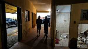 Fue a un motel y al quedarse sin pareja destrozó la habitación: terminó detenido El hombre fue detenido a pocas cuadras del motel luego de provocar daños en una de las habitaciones del establecimiento.