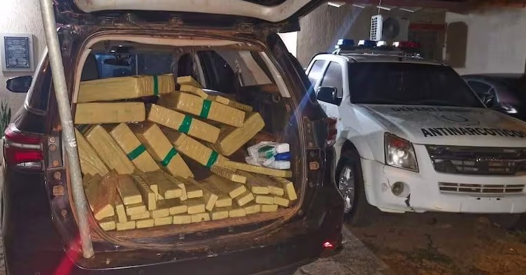 La Policía Nacional de Paraguay incautó 321 kilos de marihuana en un operativo realizado en Mbaracayú, Alto Paraná. Los sospechosos escaparon hacia Brasil por el Lago Itaipú.