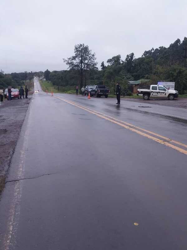 Hallaron muerto a un hombre sobre la Ruta 12 y buscan al conductor que escapó tras atropellarlo 1 Un hombre de 58 años fue hallado sin vida al costado de la Ruta Nacional 12, en Jardín América. La Policía investiga un presunto siniestro vial y busca al conductor que abandonó la escena tras el impacto.