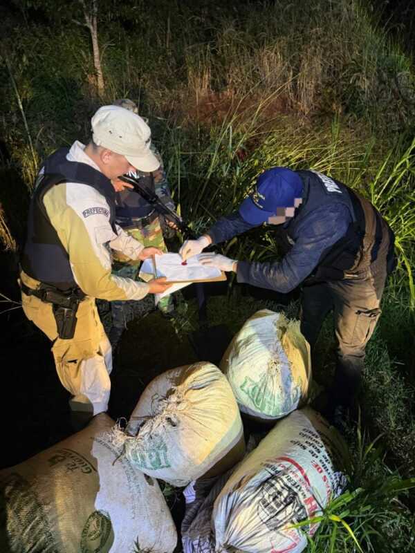 Prefectura secuestró más de 54 kilos de marihuana en Puerto Esperanza y detuvo a dos sospechosos 4 prefectura 4 - 3