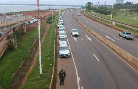 Intenso movimiento en el puente Posadas - Encarnación: la fila de autos llega hasta la avenida Cabred 2 puente posadas encarnacion 3 e1781526130796 - 1