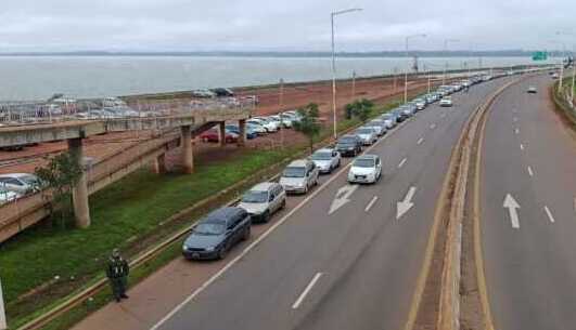 Intenso movimiento en el puente Posadas – Encarnación: la fila de autos llega hasta la avenida Cabred puente posadas encarnacion