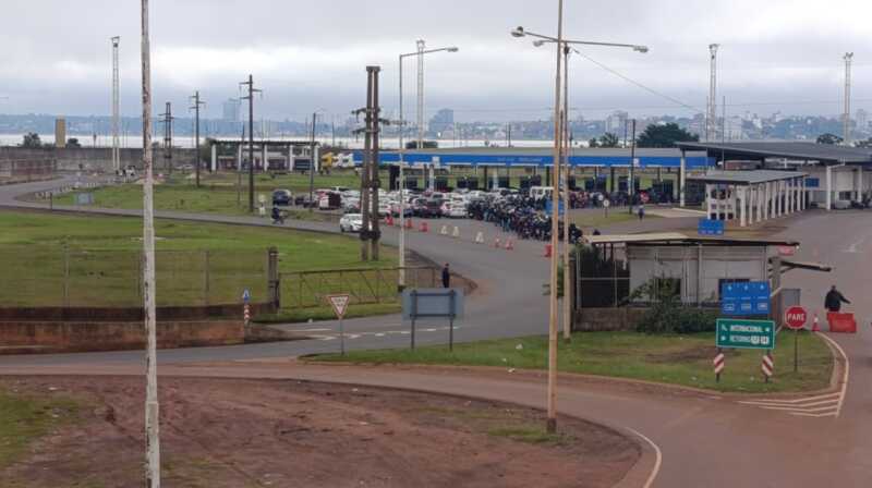 Intenso movimiento en el puente Posadas - Encarnación: la fila de autos llega hasta la avenida Cabred 4 puente posadas encarnacion - 3