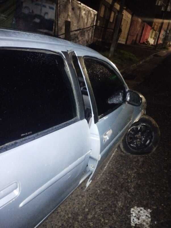 Intentaron remolcar el auto con el que chocaron y terminaron abandonándolo en Posadas Los ocupantes de un Chevrolet Corsa intentaron retirar el vehículo tras el choque, pero al no lograrlo lo abandonaron y escaparon antes de la llegada de la Policía.