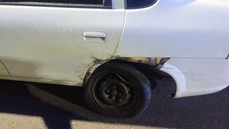 Intentaron remolcar el auto con el que chocaron y terminaron abandonándolo en Posadas 2 El hecho ocurrió durante la madrugada en Posadas. Tras colisionar contra un automóvil estacionado, los responsables dejaron el vehículo en la vía pública y huyeron.