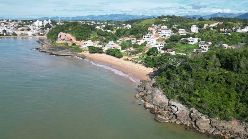 La Policía Nacional de Paraguay incautó 321 kilos de marihuana en un operativo realizado en Mbaracayú, Alto Paraná. Los sospechosos escaparon hacia Brasil por el Lago Itaipú.