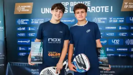 Santino Contreras hizo historia en España y se consagró campeón del FIP Bronze de Lanzarote Santino Contreras se consagró campeón del FIP Bronze de Lanzarote en España. El misionero de 16 años logró su primer título en Europa y el segundo de su carrera profesional.