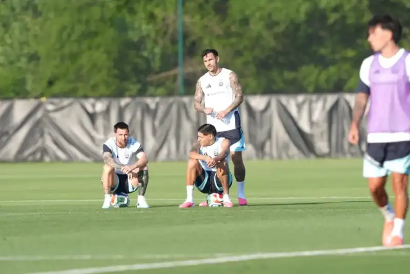 La enfermería de Scaloni: los 3 jugadores que llegan entre algodones al Mundial 2 Scaloni sigue de cerca la evolución de Leandro Paredes, Julián Álvarez y el Dibu Martínez a ocho días del debut frente a Argelia en el Mundial 2026