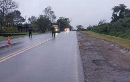 Hallaron muerto a un hombre sobre la Ruta 12 y buscan al conductor que escapó tras atropellarlo Un hombre de 58 años fue hallado sin vida al costado de la Ruta Nacional 12, en Jardín América. La Policía investiga un presunto siniestro vial y busca al conductor que abandonó la escena tras el impacto.