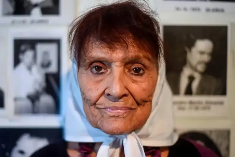 Adiós a Taty Almeida, la mujer que hizo del dolor una causa de todos 2 Referente de Madres de Plaza de Mayo Línea Fundadora, su figura quedó asociada para siempre a la lucha por la Memoria, la Verdad y la Justicia.