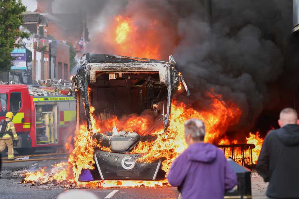 Irlanda del Norte bajo tensión: un apuñalamiento reaviva el debate sobre inmigración un colectivo arde en una calle de belfast durante NI3A2B6UXNAK7OEDNIAQFXYFKI - 2