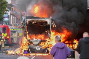 Irlanda del Norte bajo tensión: un apuñalamiento reaviva el debate sobre inmigración un colectivo arde en una calle de belfast durante NI3A2B6UXNAK7OEDNIAQFXYFKI - 1