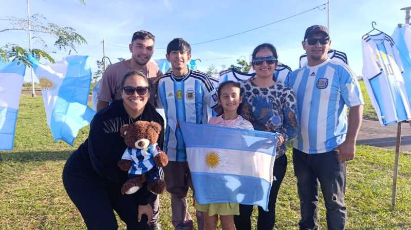 Posadas: venden artículos de la Selección para ayudar a un estudiante a pagar su viaje de egresados viaje