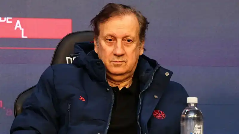 Gustavo Álvarez dejó de ser el director técnico de San Lorenzo. Walter Perazzo asumirá interinamente mientras la dirigencia busca un nuevo entrenador para encarar la próxima etapa de la temporada.